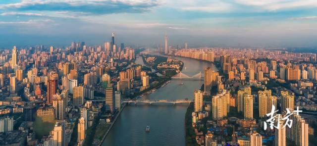 隨著經濟發展，廣州的基礎設施建設日趨完善。珠江兩岸的連片高樓在陽光照耀下熠熠生輝。