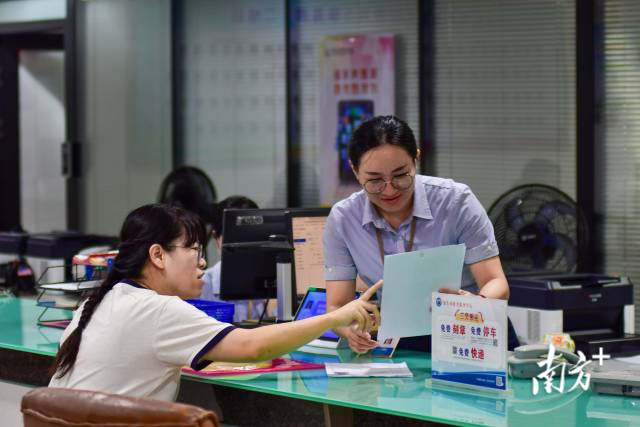 汕頭市政務服務中心工作人員正向群眾講解企業開辦相關注意事項。  南方+ 彭深 拍攝