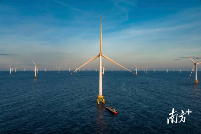 陽江憑借1.23萬平方公里的遼闊海域、優(yōu)質(zhì)的海風(fēng)資源及便捷的港航條件，在政策東風(fēng)的持續(xù)助力下，正加速崛起為海上風(fēng)電發(fā)展新高地。南方+ 張令 攝