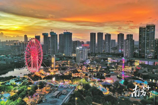 傍晚時分，絢麗的晚霞之下，國家級夜間文化和旅游消費集聚區順德歡樂海岸PLUS亮起了燈光 ，人們即將開啟夜生活。