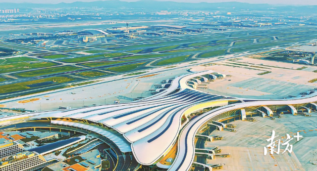 廣州白云機場T3航站樓開門迎客，形成“三座航站樓+五條跑道”的樞紐新格局。