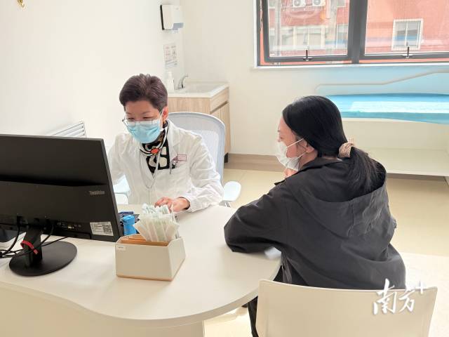 “一次掛號管三天”就診模式已在廣東公立醫療機構全面推開。圖為江門市婦幼保健院診室。