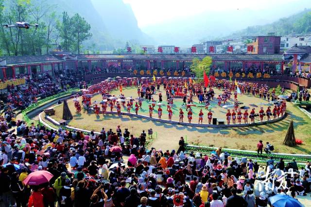 12月7日上午，2025年連南瑤族自治縣原生態耍歌堂活動在三排鎮油嶺村歌堂坪拉開帷幕。南方+黃瀅 攝