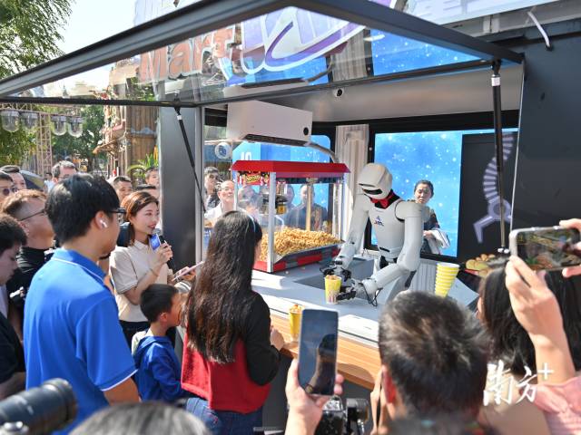 2025年11月，機(jī)器人MART在中山時(shí)光奇遇游樂園提供小食和飲品售賣服務(wù)。