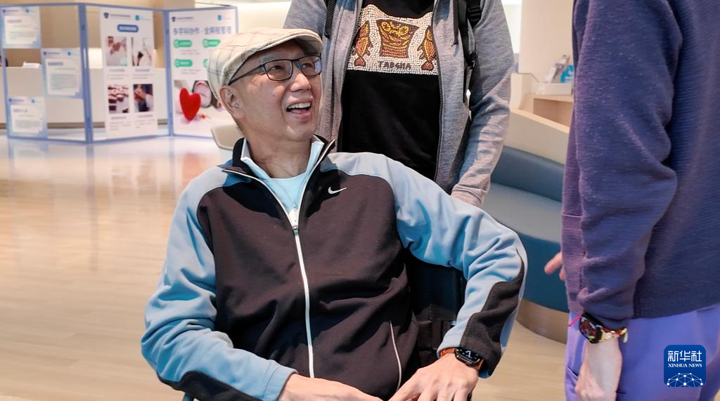 在深圳和睦家醫(yī)院，香港市民郭嘉麟和醫(yī)護(hù)專員交流（2025年11月27日攝）。新華社發(fā)（龍鏡伊攝）