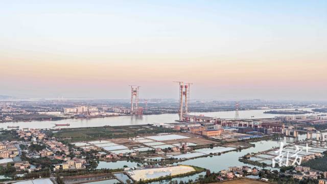 深江鐵路洪奇瀝公鐵大橋主塔全部封頂