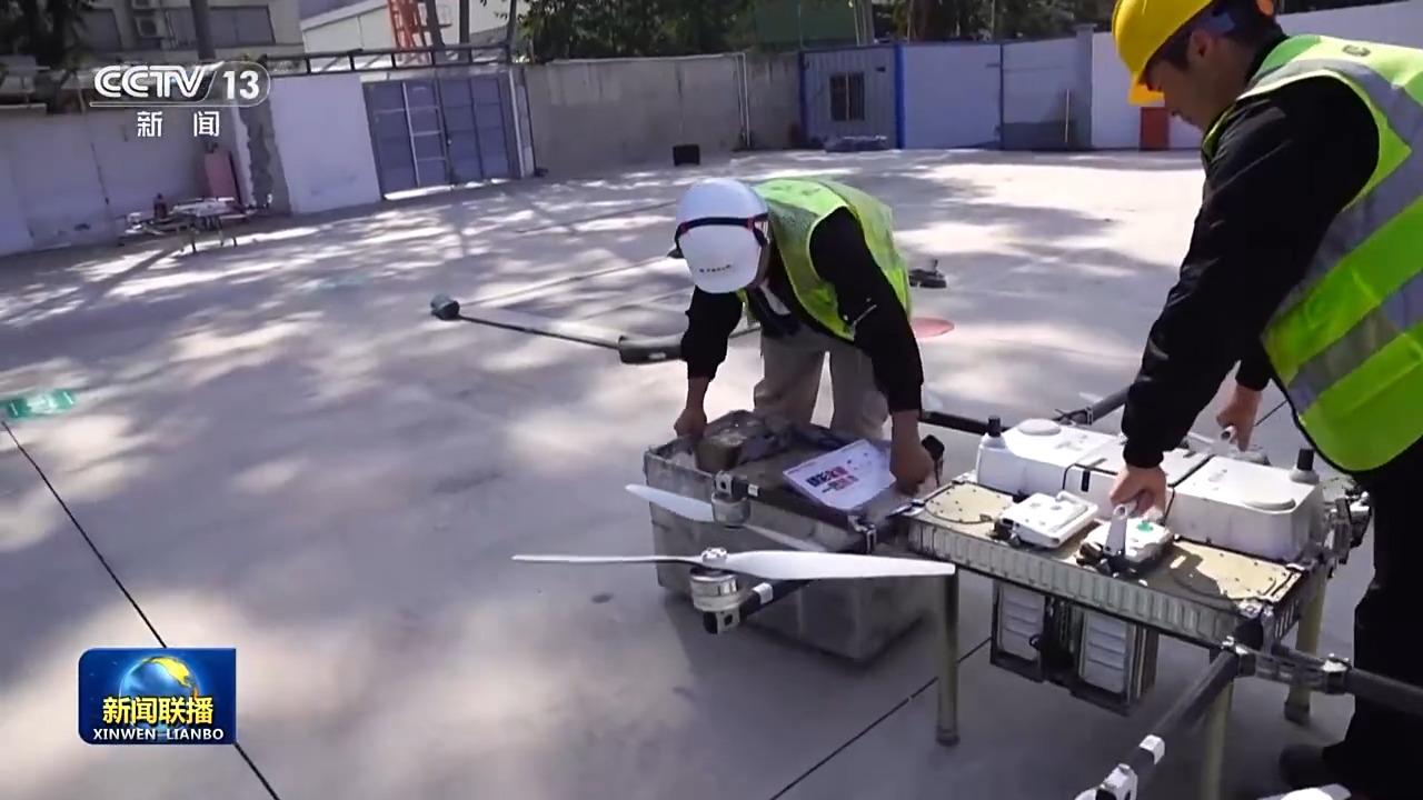 總臺央視記者 張偉：這里是位于深圳寶安區的無人機運營中心，短短幾分鐘的時間，我身邊就有十幾架物流無人機起降，很多生產急需的零部件、文件等中小快遞件，從這里發往深圳、東莞、中山、珠海等地。