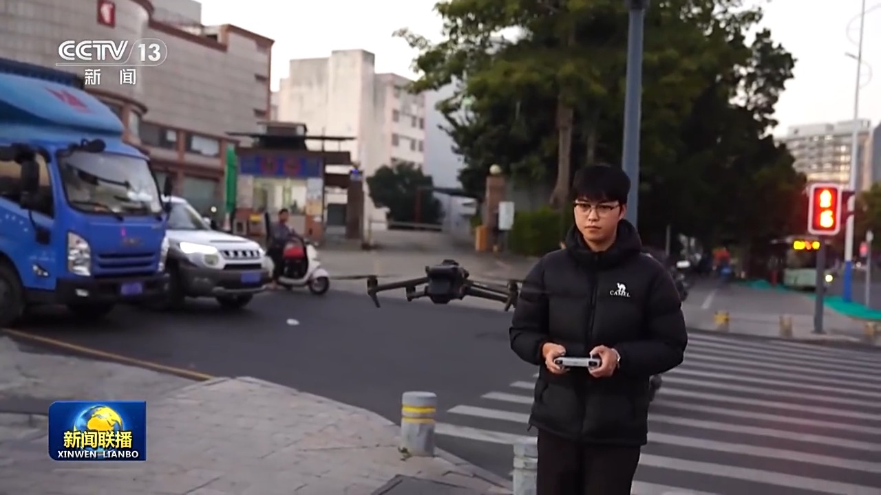 低空經濟飛得越來越穩、越來越快，也吸引著全國各地的人才。在采訪中，記者就碰到了這樣一位20多歲的年輕人——無人機航線規劃師薛浩然。入行僅兩年，他就成長為能帶隊攻堅的骨干，每天帶著團隊跑勘測、做規劃，忙得腳不沾地卻滿眼闖勁。