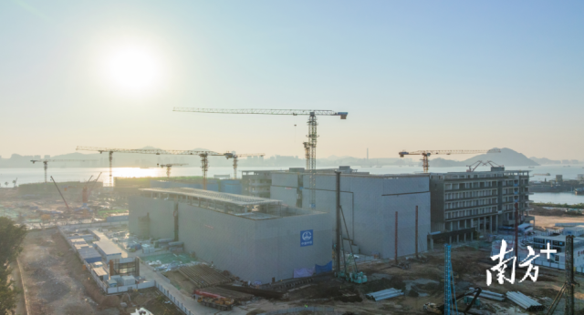 大灣區大學（濱海灣校區）一期。濱海灣宣