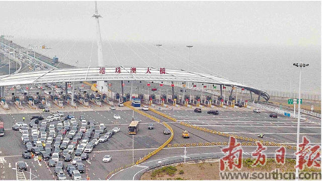 港珠澳大橋公路口岸的車輛川流不息。 林昌鋒 攝