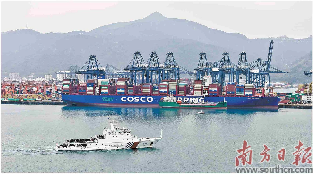 全國首艘自主新建雙燃料加注船在深圳完成綠色甲醇加注。深圳海事局供圖