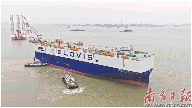 10800車LNG雙燃料汽車運輸船1號船在廣州南沙出塢。鐘偉 攝