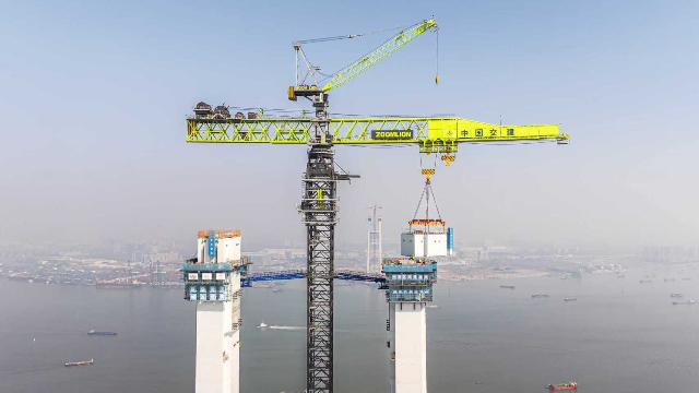 獅子洋大橋主塔高度突破300米，成為珠江口第一高塔。