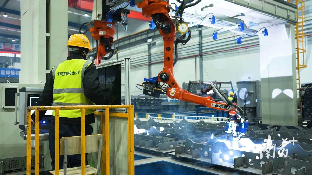 鋼殼節段正進行自動化焊接。