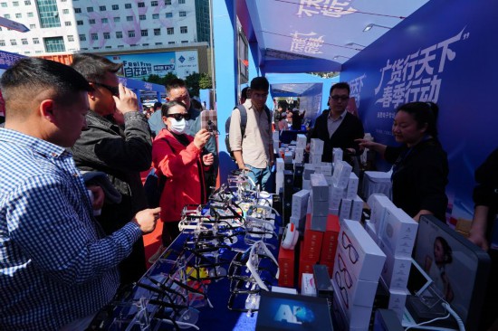 在“廣貨行天下”春季行動消費電子專場促銷活動現場，游客正參觀采購AI眼鏡。新華社記者 王豐 攝