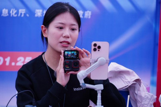 在“廣貨行天下”春季行動(dòng)消費(fèi)電子專場(chǎng)促銷活動(dòng)現(xiàn)場(chǎng)，商家正直播帶貨。新華社記者 王豐 攝