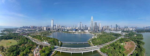這是深圳灣文化廣場所在的深圳市南山區后海中心區（2025年11月1日攝，無人機全景照片）。新華社記者 梁旭 攝