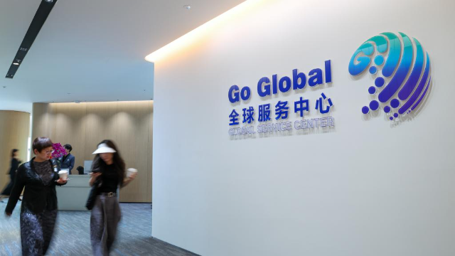 2025年4月29日，來訪者走在位于深圳市南山區的全球服務中心內。新華社記者 毛思倩 攝