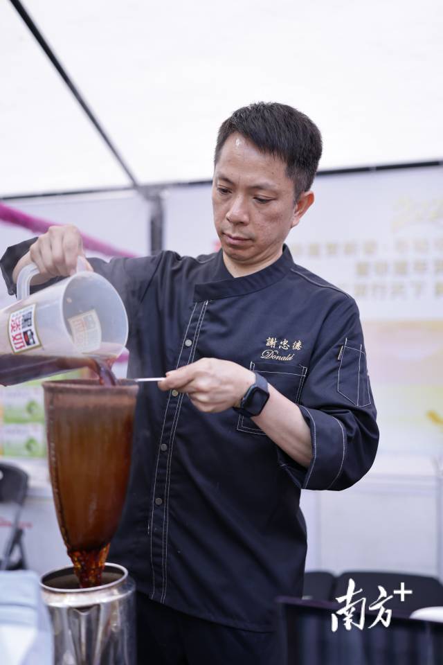 港式奶茶制作技藝傳承人謝忠德嫻熟地展示奶茶制作絕藝。