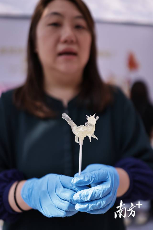 吹糖技藝非遺工作者薛錦屏向記者展示自己的作品。