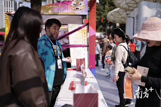 “龍須叔叔”阮銀釗吸引不少“粉絲”交流。