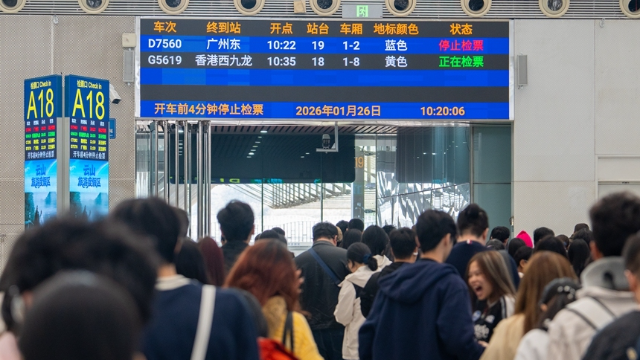 深圳北站候車大廳，旅客排隊檢票。王星攝