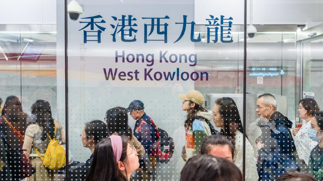 旅客抵達香港西九龍站。王星攝