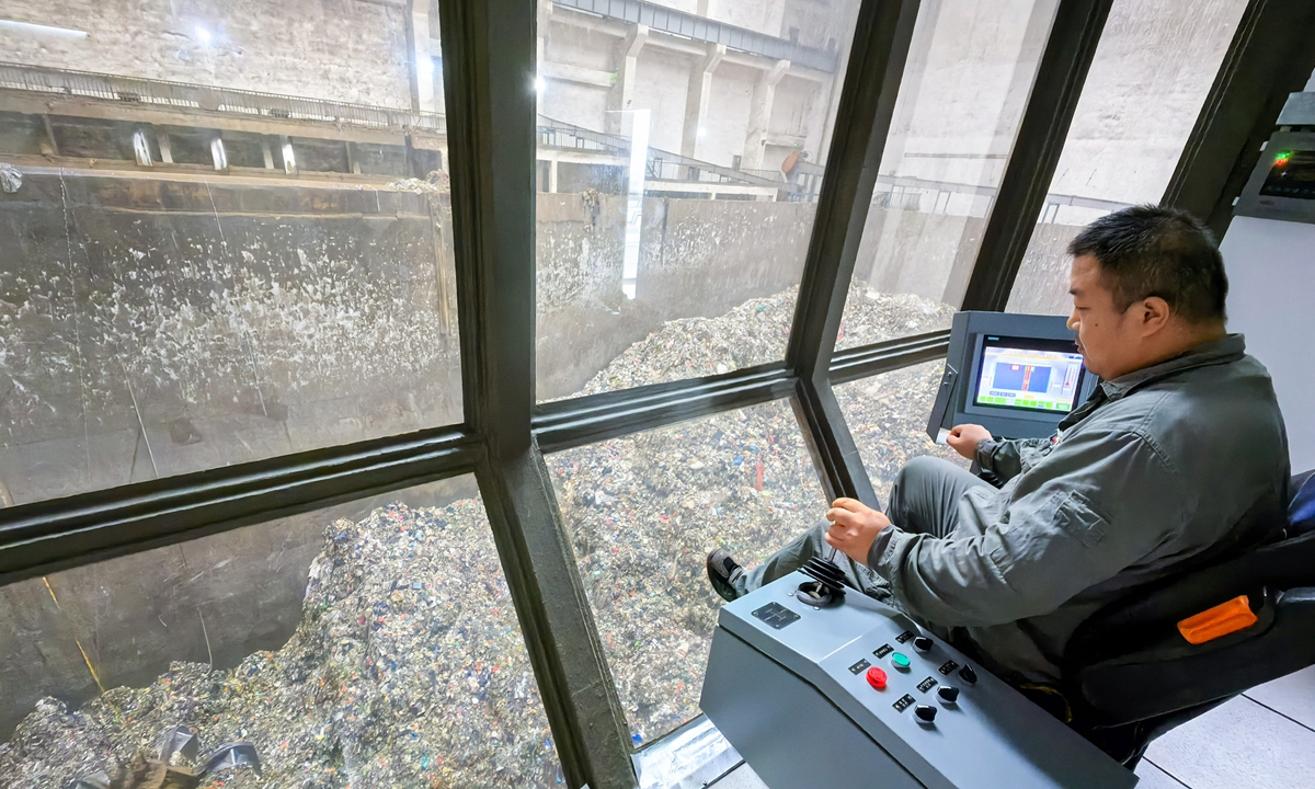 A worker operates a garbage crane to conduct zonal fermentation of waste in Jinan, East China's Shandong Province. Photo: VCG