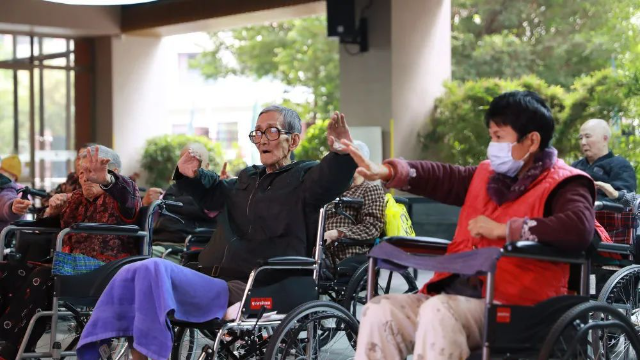 香港老人（中）在廣州的養老機構參加晨練。新華社發