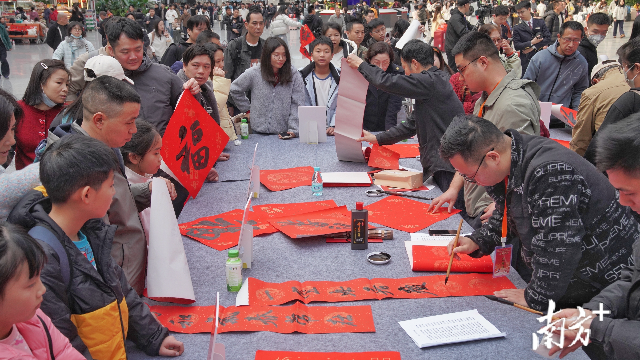 2月2日上午，廣州南站候車大廳內，書法家為旅客揮春送福。