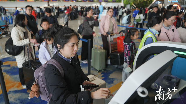 2月2日，春運首日的T3航站樓，旅客們正在辦理值機。