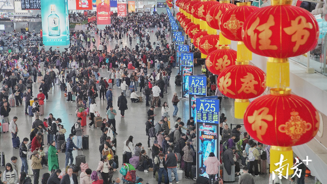 2月2日，廣州南站候車大廳內人山人海，旅客們即將踏上返鄉歸途。