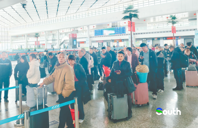 春運首日，旅客在江門站有序候車。 郭永樂 攝