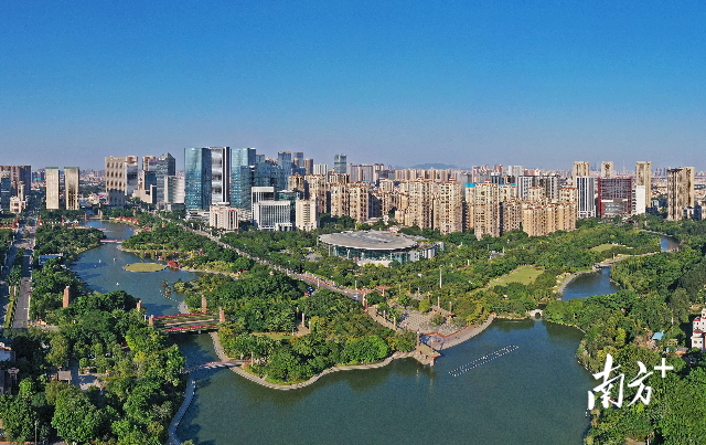 桂城千燈湖畔，產業高樓林立。南方+記者 戴嘉信攝