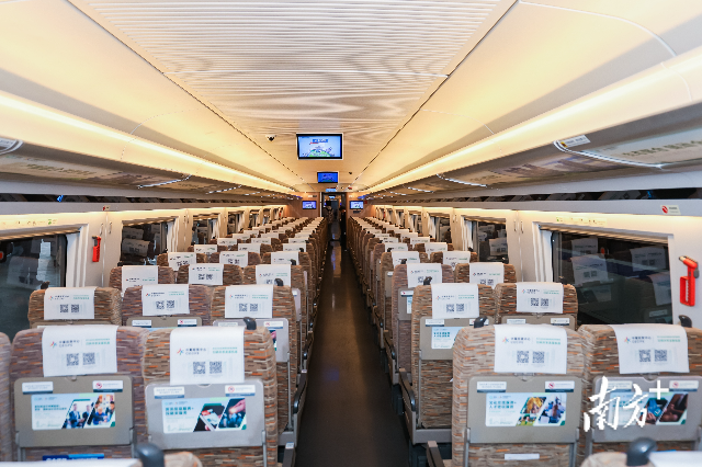 橫琴粵澳深度合作區與中國—葡語（西語）國家經濟貿易服務中心共同冠名的高鐵列車