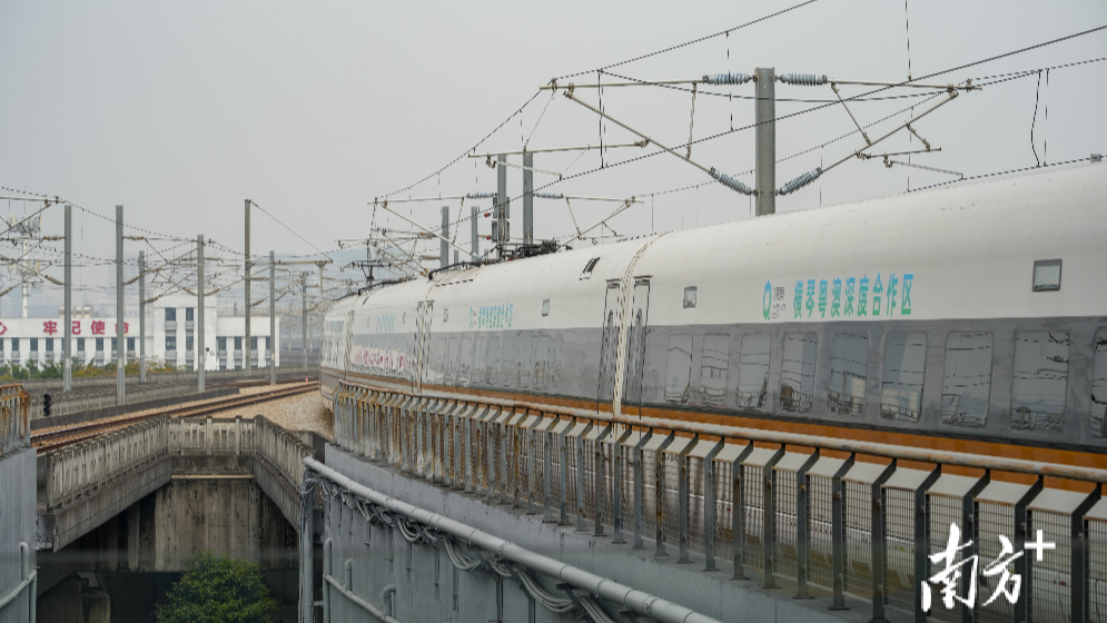 橫琴與中葡經(jīng)貿(mào)中心共同冠名高鐵列車今日首發(fā)