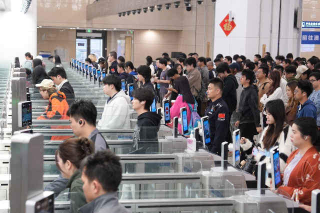 圖為橫琴口岸春運首周迎客流高峰。（橫琴邊檢站供圖）