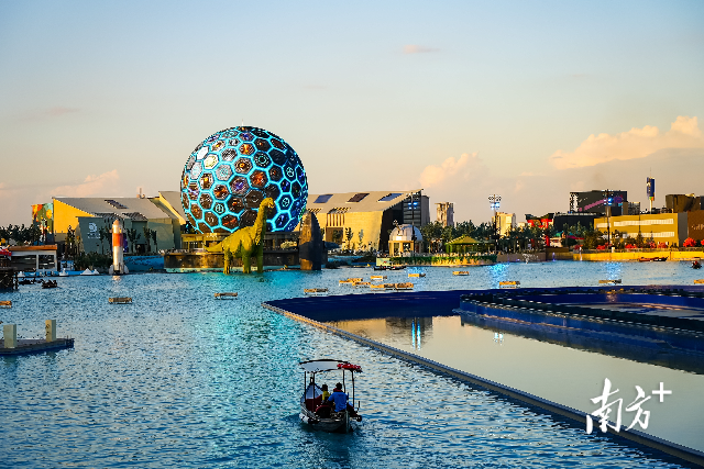 洲明科技自主研發的超高清LED顯示產品點亮沙特利雅得球形屏等國際地標。