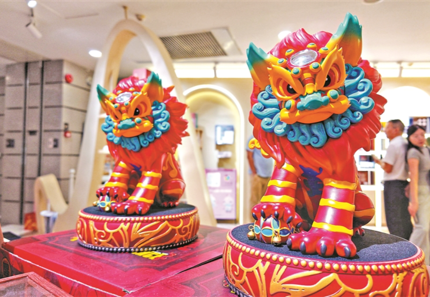 文化正成為廣貨最獨特的“心水”（心儀）密碼，而這一現象的深層動力，源于粵港澳大灣區“文化+科技+制造”的深度融合生態。“獅王阿醒”以佛山黎家獅為原型，結合年輕人的審美偏好，打造了一個國潮獅王形象，將文化轉化為可感知、可消費的沉浸式體驗，讓產品超越了功能本身，承載了故事與情感，為“廣貨”塑造出不可復制的文化辨識度與高附加值。