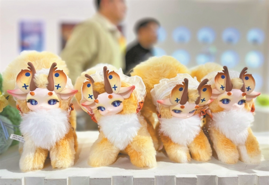 東莞一城便生產了全國近85%的潮玩，匯聚超過5000家相關企業，成為盲盒、手辦、模型等潮玩最重要的研發與生產中心。從這里誕生的潮玩，正依托大灣區高效便捷的物流網絡走向全球，將獨特的灣區潮流美學帶向世界。這證明，大灣區制造能以蓬勃的創意與敏銳的審美，征服年輕人的精神消費市場。