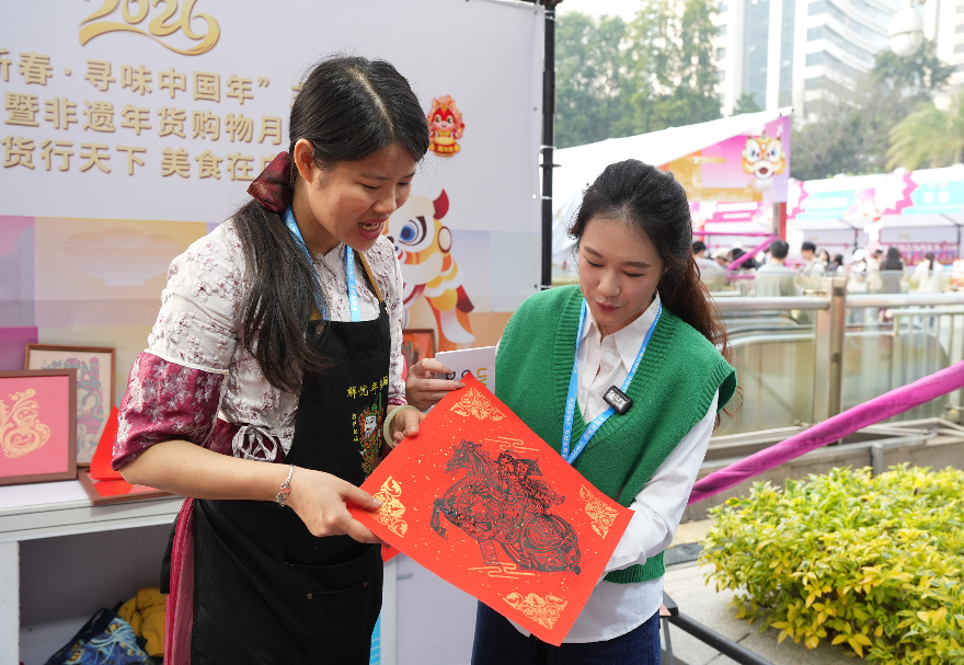 1月26日，2026年“非遺賀新春·尋味中國年”主題推廣暨非遺年貨購物月系列活動在廣州舉行。當天還正式發布了2026年一季度“非遺好物”清單，“非遺好物”清單共推薦80項非遺相關產品，廣東省有25項“廣貨”上新，其中包括佛山的木版年畫、廣州的廣彩和廣繡，展現粵港澳大灣區“一家親”的文化共鳴。