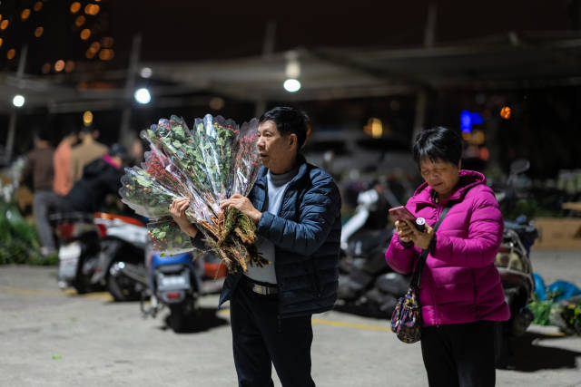 凌晨一點(diǎn)到四點(diǎn)，不少人陸陸續(xù)續(xù)來(lái)到現(xiàn)場(chǎng)選花。