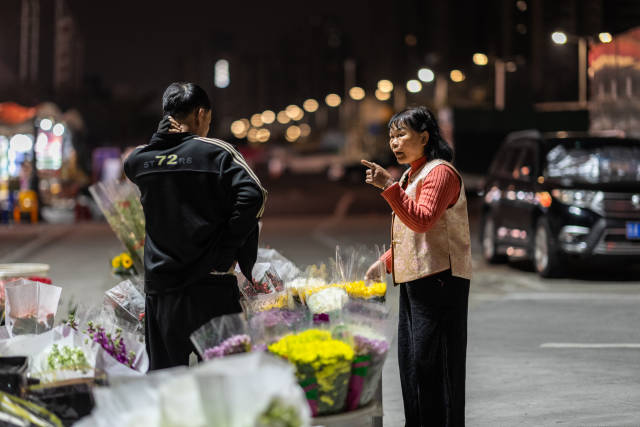 66歲的招少群在灣仔碼頭選花。