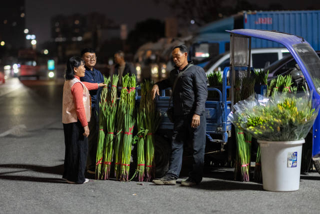 在碼頭上，招少群還在見(jiàn)到了許多昔日的“老伙計(jì)”。多年前，他們一起背著花簍，到對(duì)岸城市“闖蕩”。