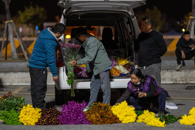 在灣仔碼頭現(xiàn)場(chǎng)擺攤的鮮花從業(yè)者們。