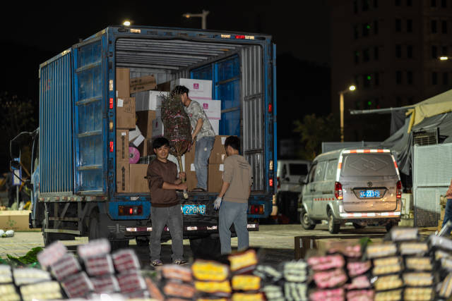 碼頭上許多工人們忙碌地工作著。