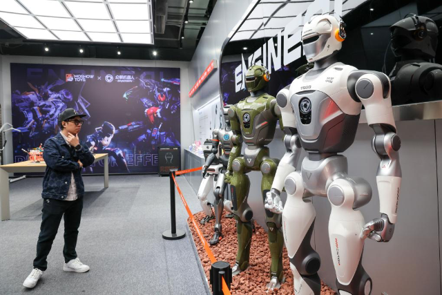 1月15日，在深圳市福田區深業上城的眾擎機器人門店，顧客參觀具身機器人。新華社記者梁旭 攝