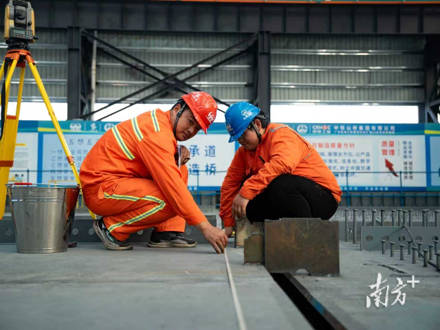 奮戰(zhàn)在廣深改擴建項目（穗莞段）一線的兄弟倆。