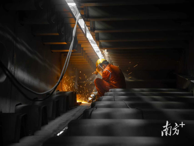 廣深改擴建項目（穗莞段）建設者正在焊接作業(yè)。