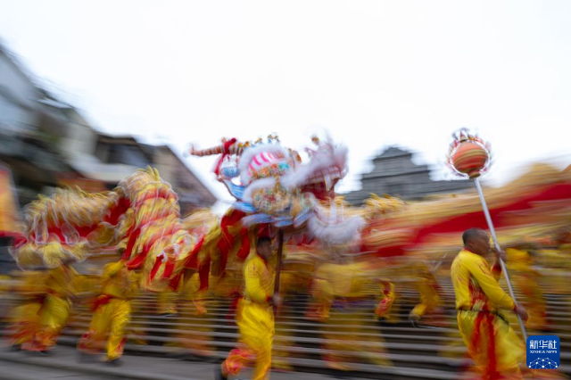 2月17日，舞龍隊伍在澳門大三巴牌坊前表演。 新華社發(fā)（張金加攝）